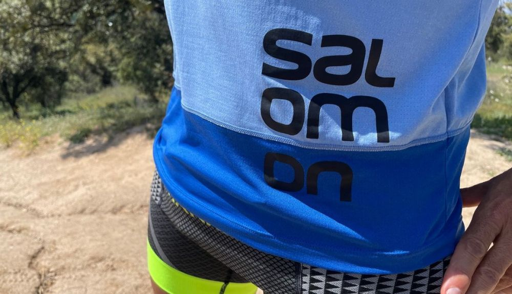 Un detalle de la camiseta Salomon Cross Run Graphic Tee