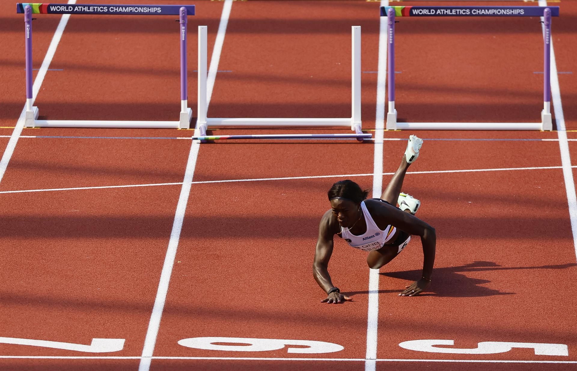 La atleta belga Anne Zagré sufre una caída durante la clasificación de los 100 m vallas de los Mundiales de Atletismo en el estadio Hayward Field en Eugene, Oregón (EE.UU.), este 23 de julio de 2022. EFE.