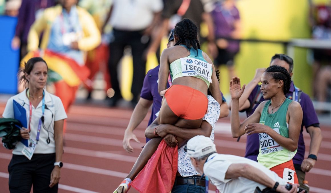 Gudaf Tsegay, aupada por un aficionado de Tigray, después de proclamarse campeona del Mundo de 5.000 metros. SPORTMEDIA.