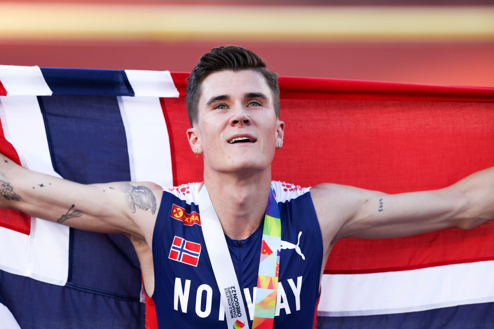 Jakob Ingebrigtsen celebrando su victoria en los 5.000 metros del Mundial de Eugene. WORLD ATHLETICS.