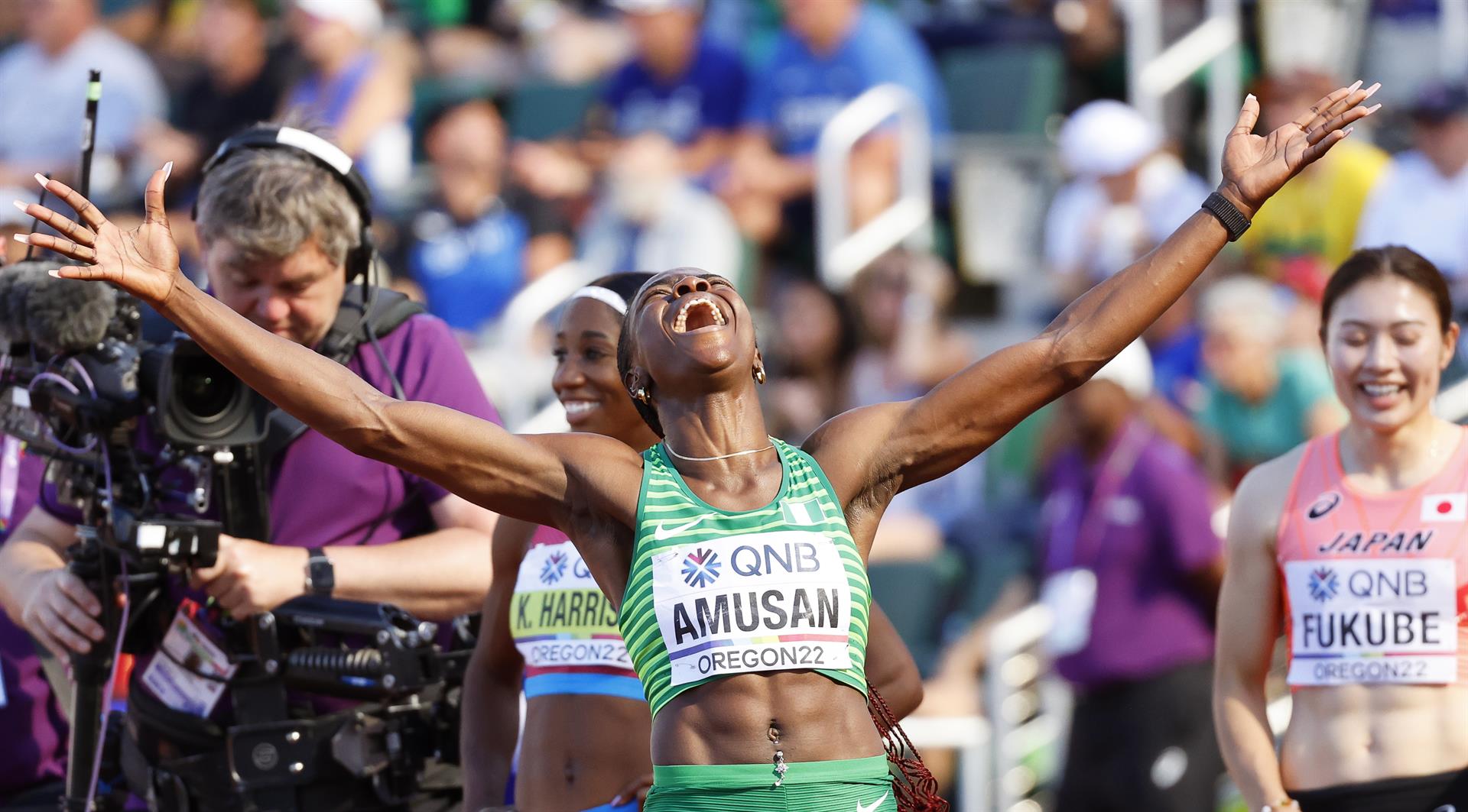 La nigeriana Amusan celebrando su récord del Mundo en los 100 metros vallas. EFE.