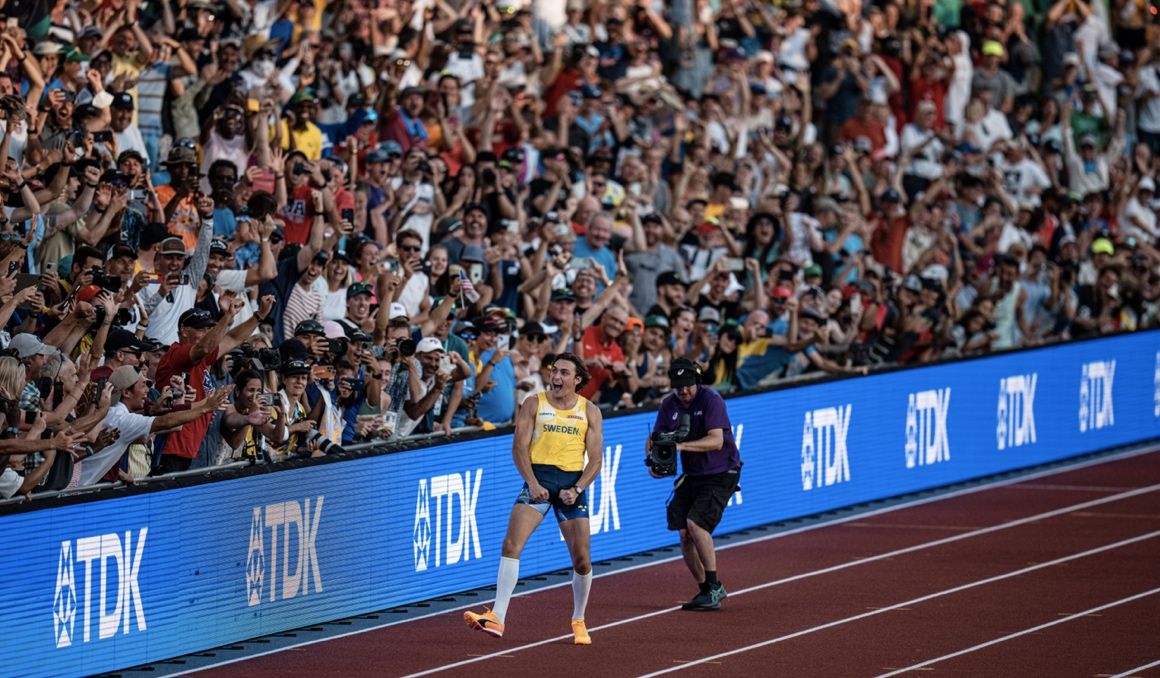 Armand Duplantis después de haber conseguido el récord del mundo de salto con pértiga. SPORTMEDIA.