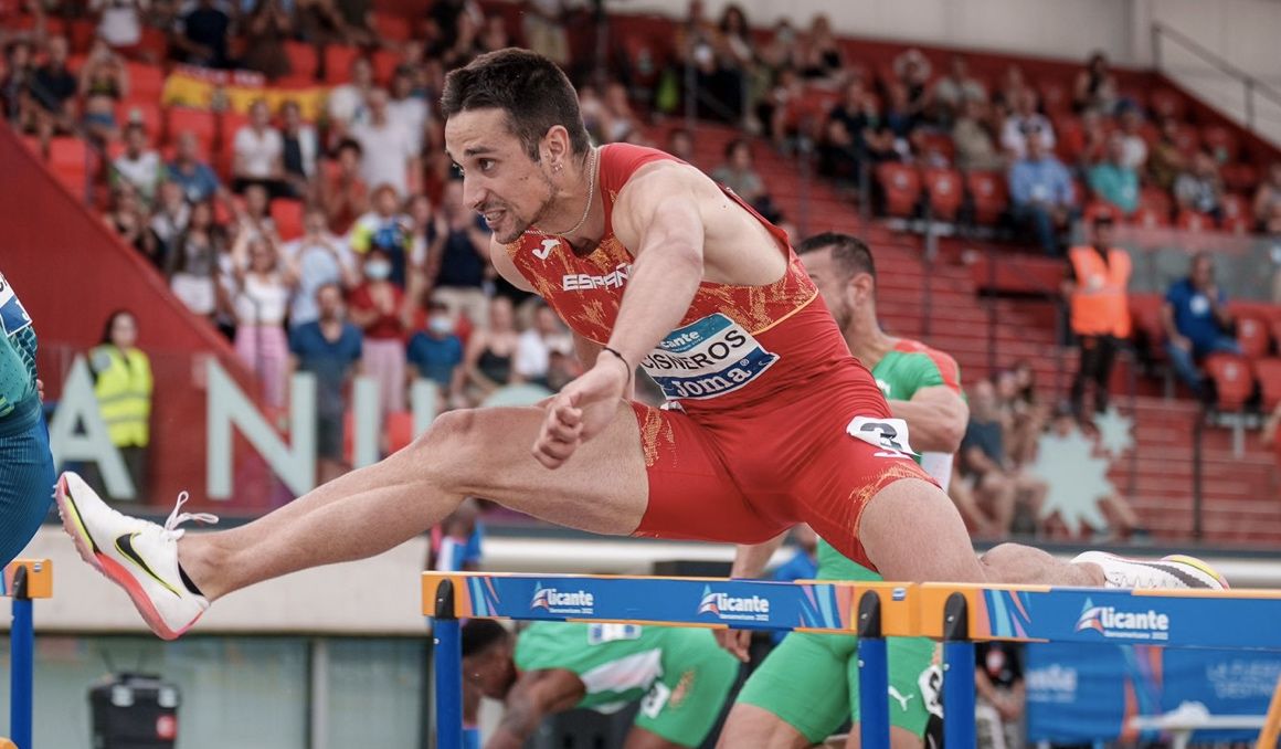 El vallista Daniel Cisneros, en el Campeonato Iberoamericano donde fue plata, es uno de los atletas que no están en la lista del Europeo. SPORTMEDIA.