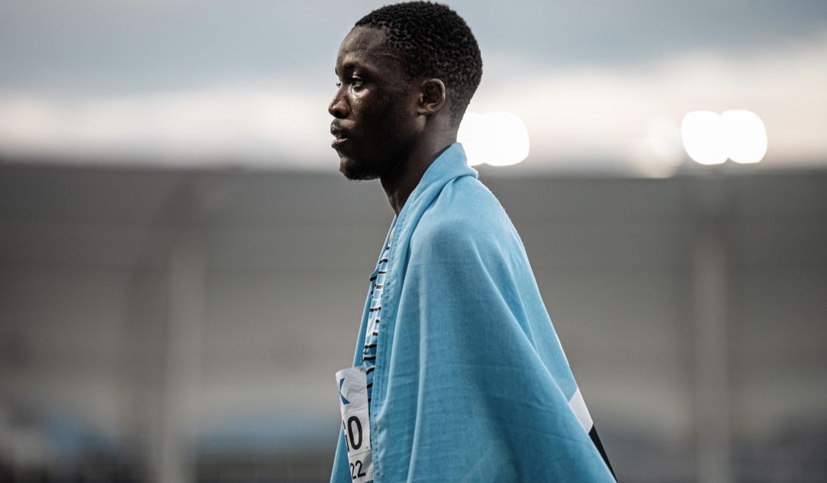 Letsile Tebogo, enfundado en la bandera de Botswana, en el Campeonato del Mundo de Cali. SPORTMEDIA.