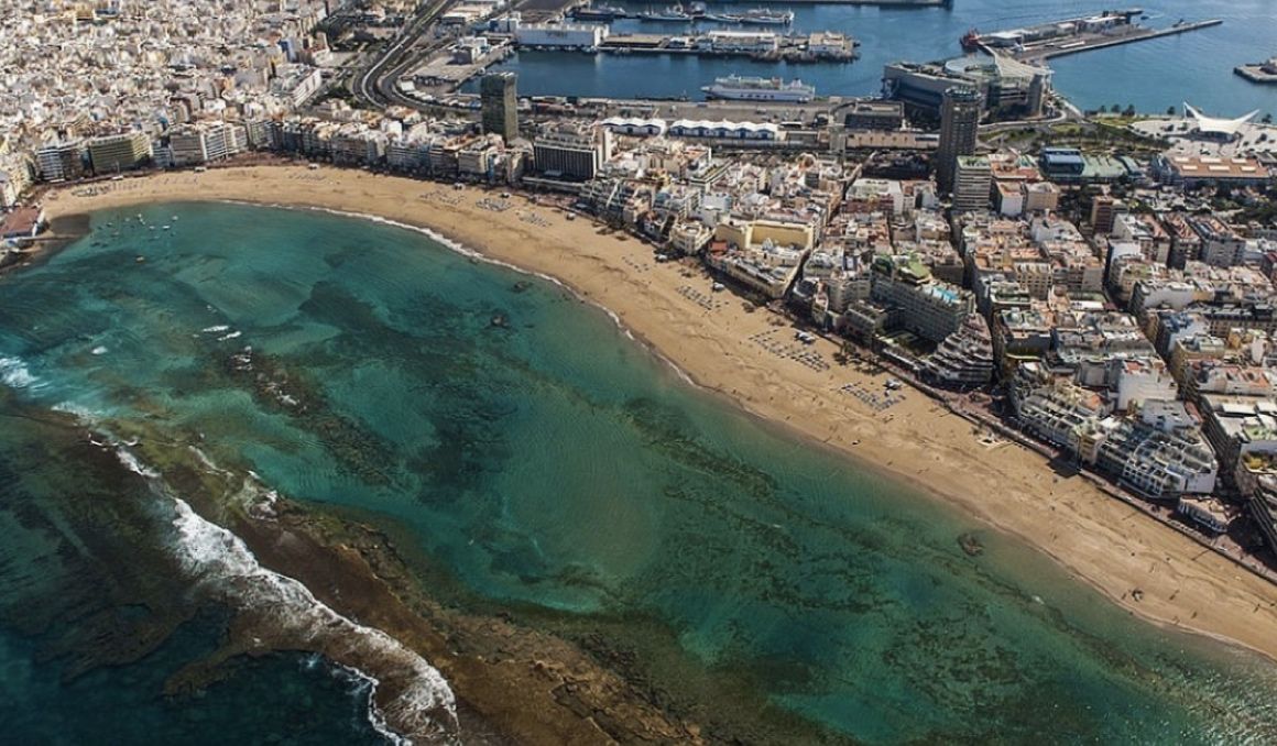 Una imagen de la playa de las Canteras, donde te proponemos correr cuando visites Gran Canaria.