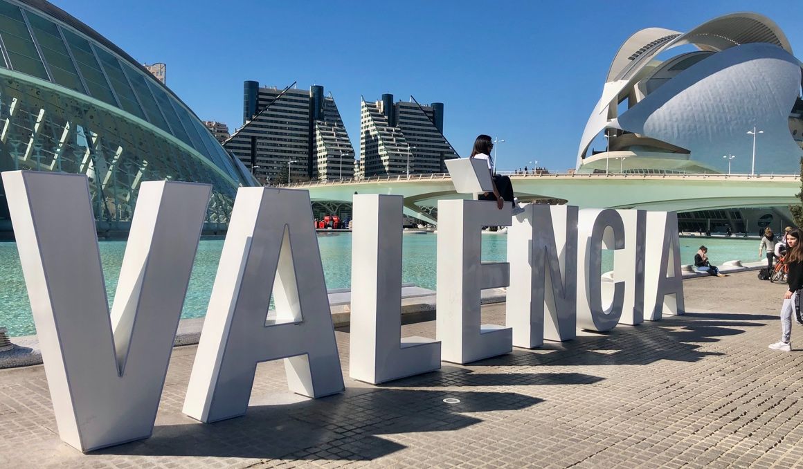 Valencia te conquistará gracias a un lugar en el que podrás llegar a un sitio tan espectacular como la Ciudad de las Artes y las Ciencias.