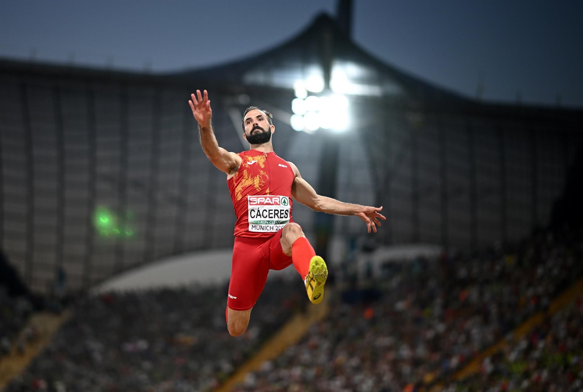 Eusebio Cáceres durante la final de salto de longitud del Campeonato de Europa de Múnich. EFE.