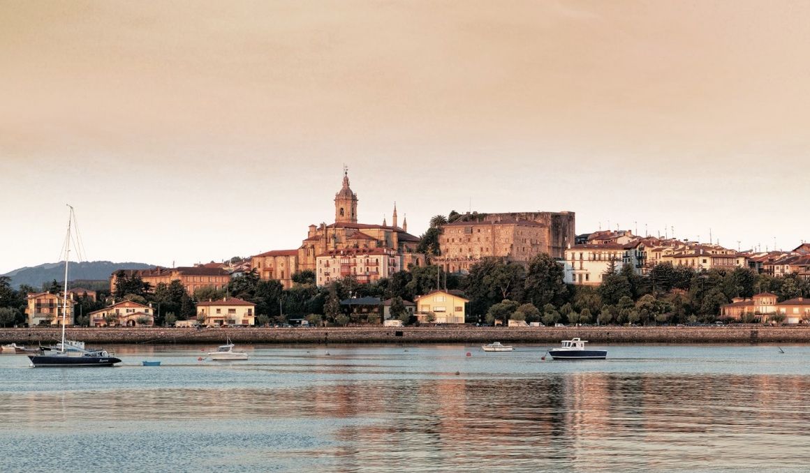 Una panorámica de la localidad vasca de Hondarribia. GIPUZKOA TURISMOA.