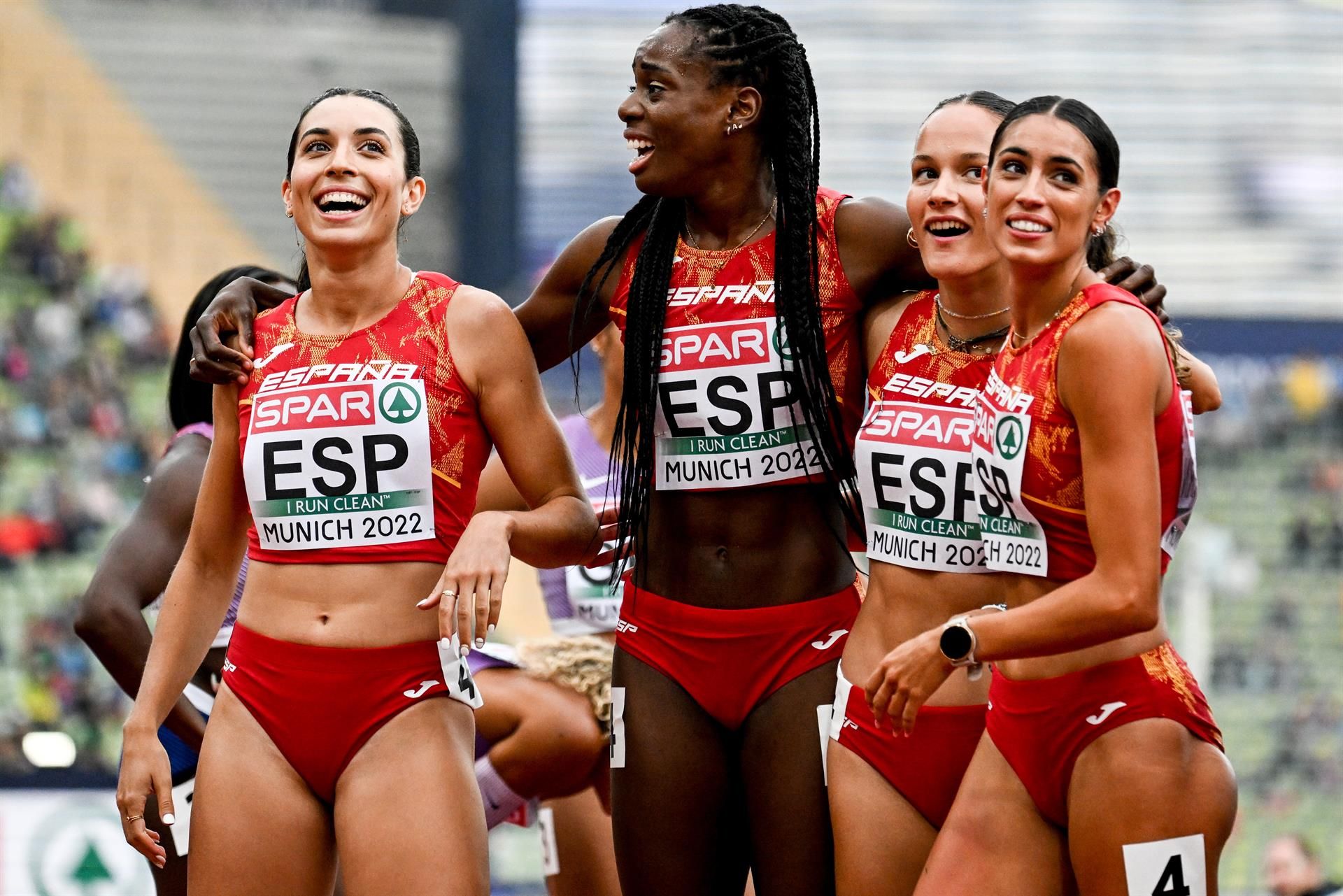 Eva Santidrián, Aauri Lorena Bokesa, Berta Segura y Laura Hernández, las mujeres que han metido al 4x400 en la final de Múnich 2022. EFE.