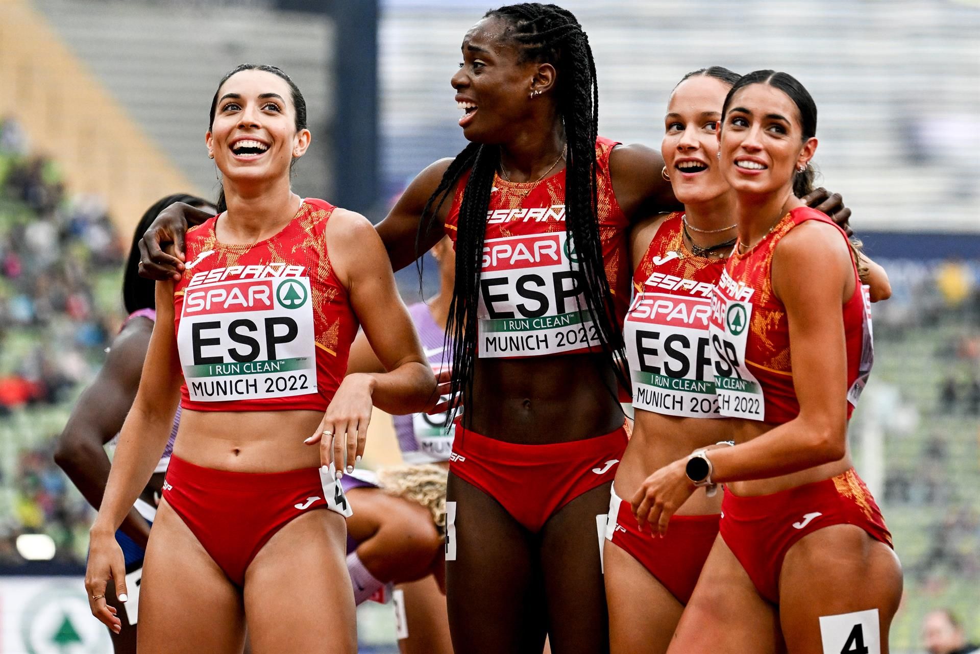 invernadero En la cabeza de Fuera de plazo Los dos relevos 4x400 y el femenino de 4x100 se meten en...