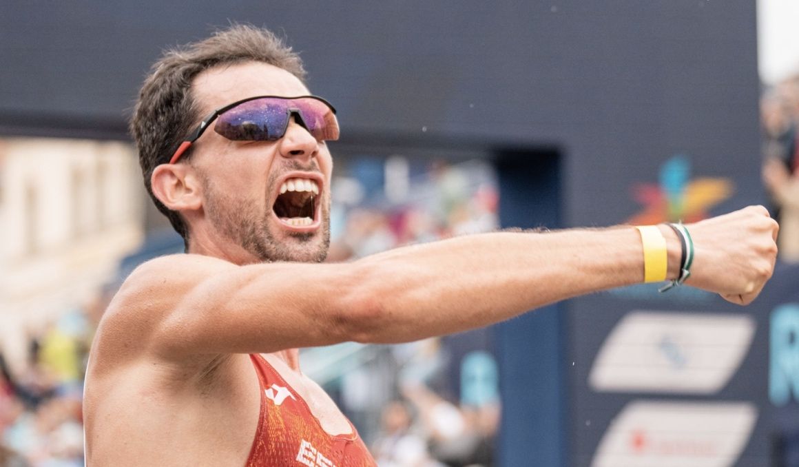 Álvaro Martín celebrando su medalla de oro en los 20 kilómetros marcha de Múnich 2022. SPORTMEDIA.