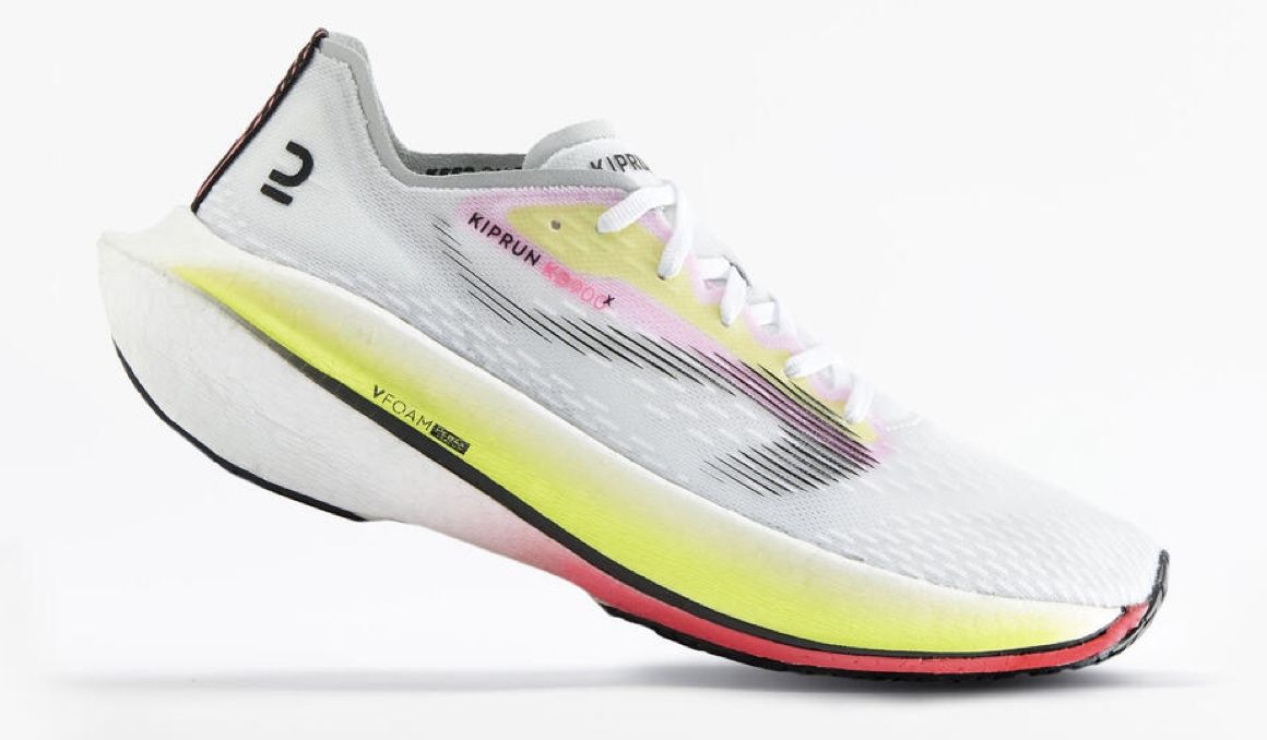 Así son las Kiprun KD900X, el modelo de Decathlon con placa de fibra de carbono.