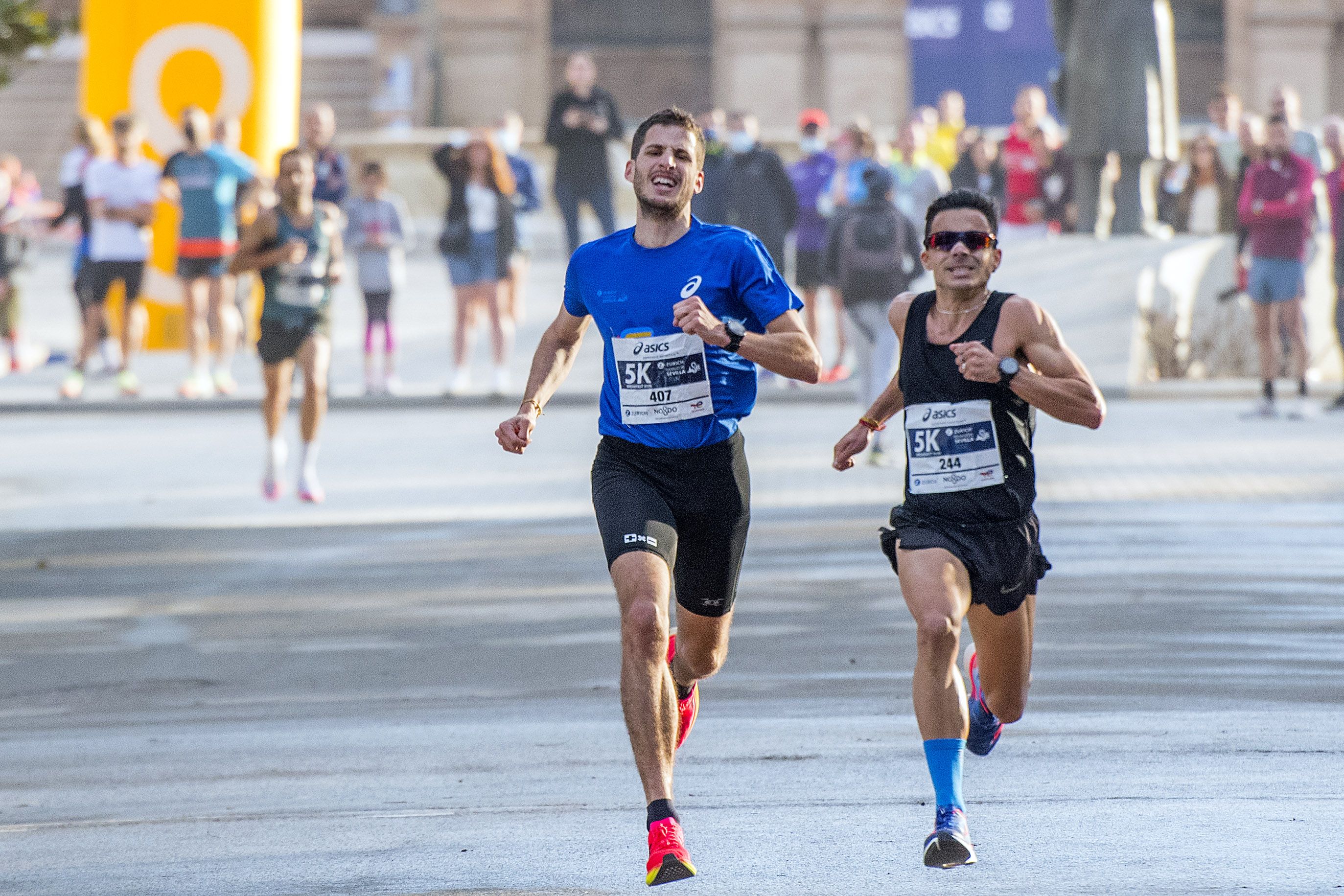 A nuestro Nacho Barranco le levantaron la cartera en el sprint durante la edición de 2021... pero acabó tan satisfecho como el resto de participantes en el 5K Breakfast Run del Zurich Maratón de Sevilla. Juanjo Úbeda. A nuestro Nacho Barranco le levantaron la cartera en el sprint durante la edición de 2021... pero acabó tan satisfecho como el resto de participantes en el 5K Breakfast Run del Zurich Maratón de Sevilla. Juanjo Úbeda.