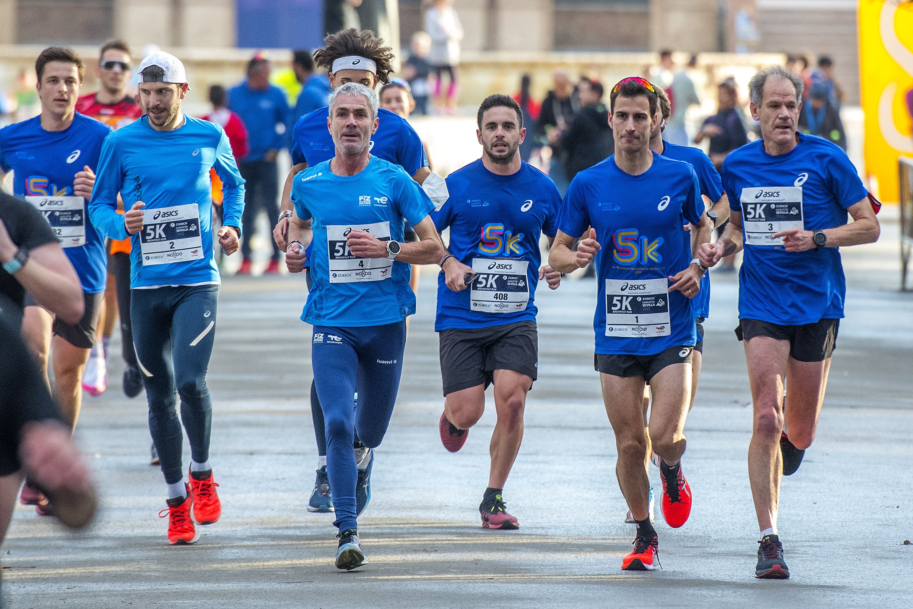 Martín Fiz, tras él Jorge Blanco, y al lado Mario Mola y Abel Antón... casi nada el nivel del 5K Breakfast Run del Zurich Maratón de Sevilla. Juanjo Úbeda.