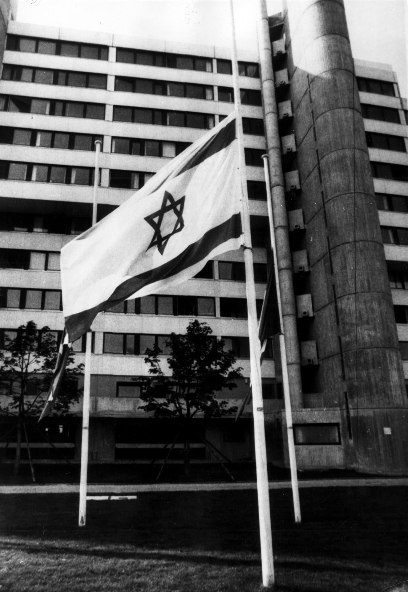 La bandera de Israel aparece izada a media asta durante el acto fúnebre celebrado en el estadio Olímpico en memoria de los atletas israelíes asesinados por los terroristas árabes. EFE. La bandera de Israel aparece izada a media asta durante el acto fúnebre celebrado en el estadio Olímpico en memoria de los atletas israelíes asesinados por los terroristas árabes. EFE.