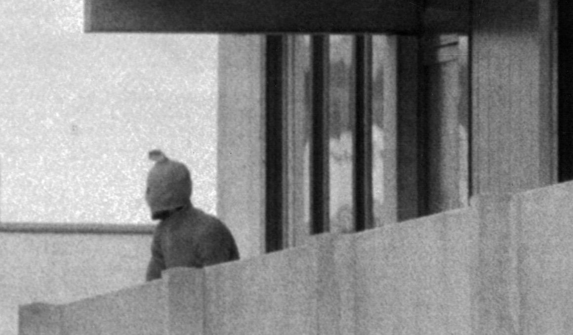 Un extremista palestino encapuchado permanece en el balcón de la Villa Olímpica de Múnich'72, en una foto de archivo. EFE. 