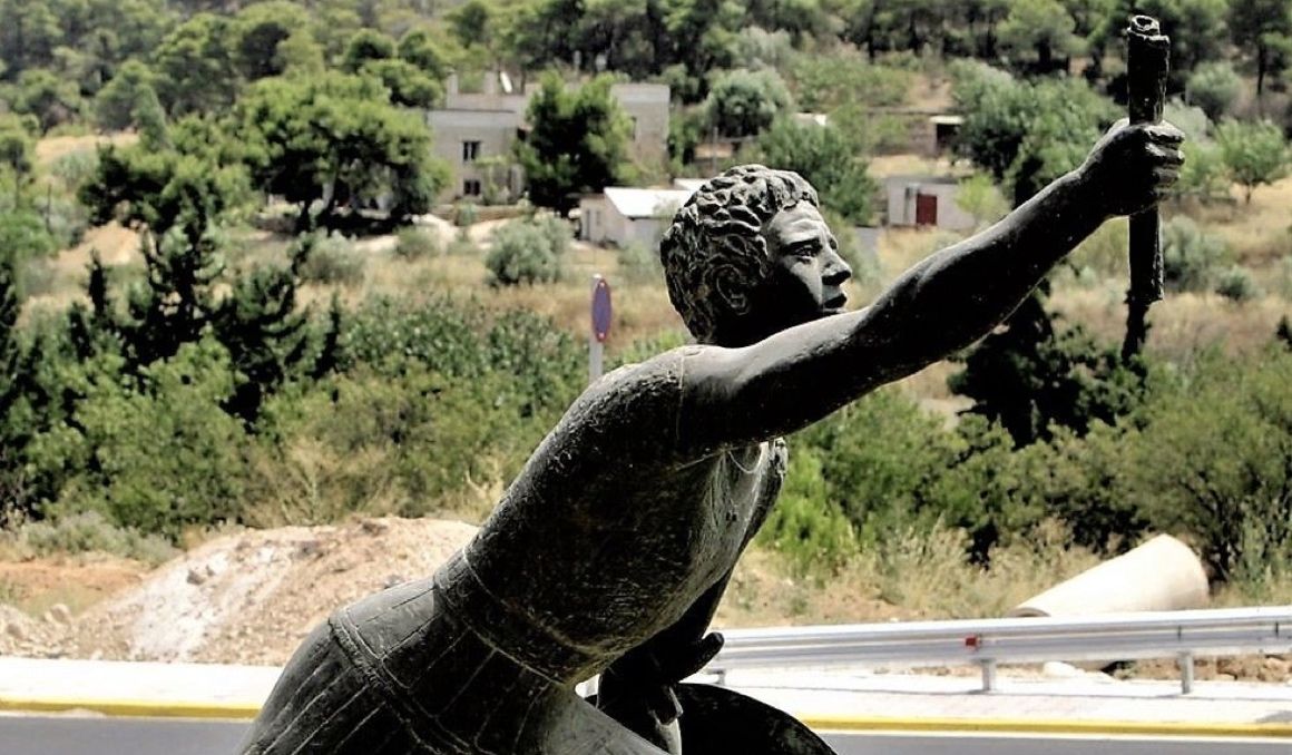 Una imagen de la estatua de Filípides en la localidad griega de Maratón. JOHN TRIKERIOTIS.