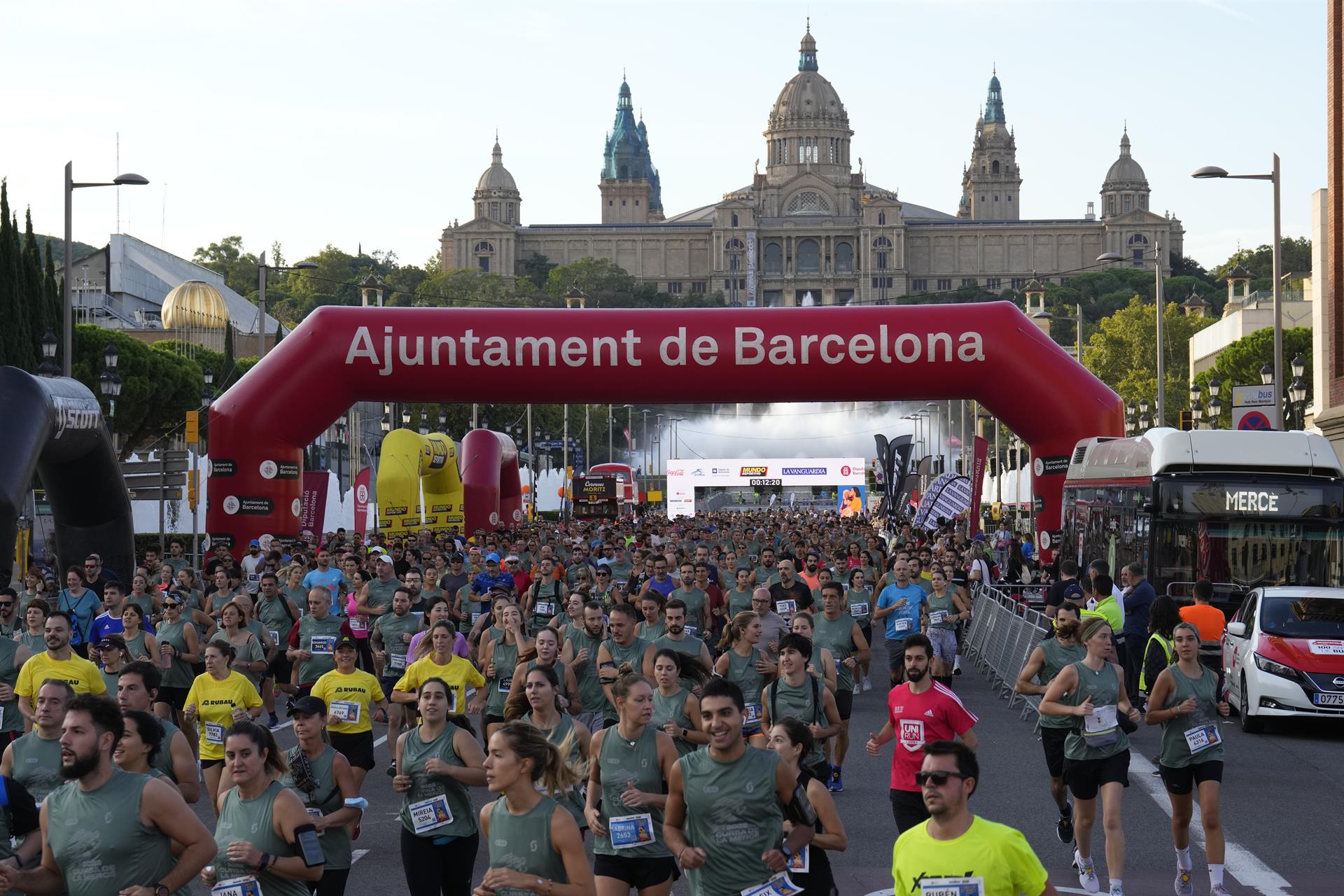 Los atletas compiten en la 43ª edición de la %22Cursa de la Mercè%22, celebrada este domingo en Barcelona. EFE.