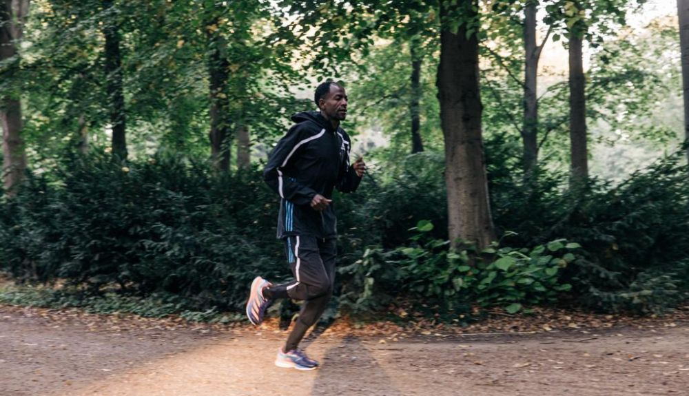 Guye Adola rodando por el Tiergarten la víspera del Maratón de Berlín. Guye Adola rodando por el Tiergarten la víspera del Maratón de Berlín.