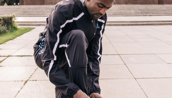 Guye Dola atando sus adidas frente a la Columna de la Victoria, muy cerca de la línea de meta del Maratón de Berlín: ¿una señal? Guye Dola atando sus adidas frente a la Columna de la Victoria, muy cerca de la línea de meta del Maratón de Berlín: ¿una señal?