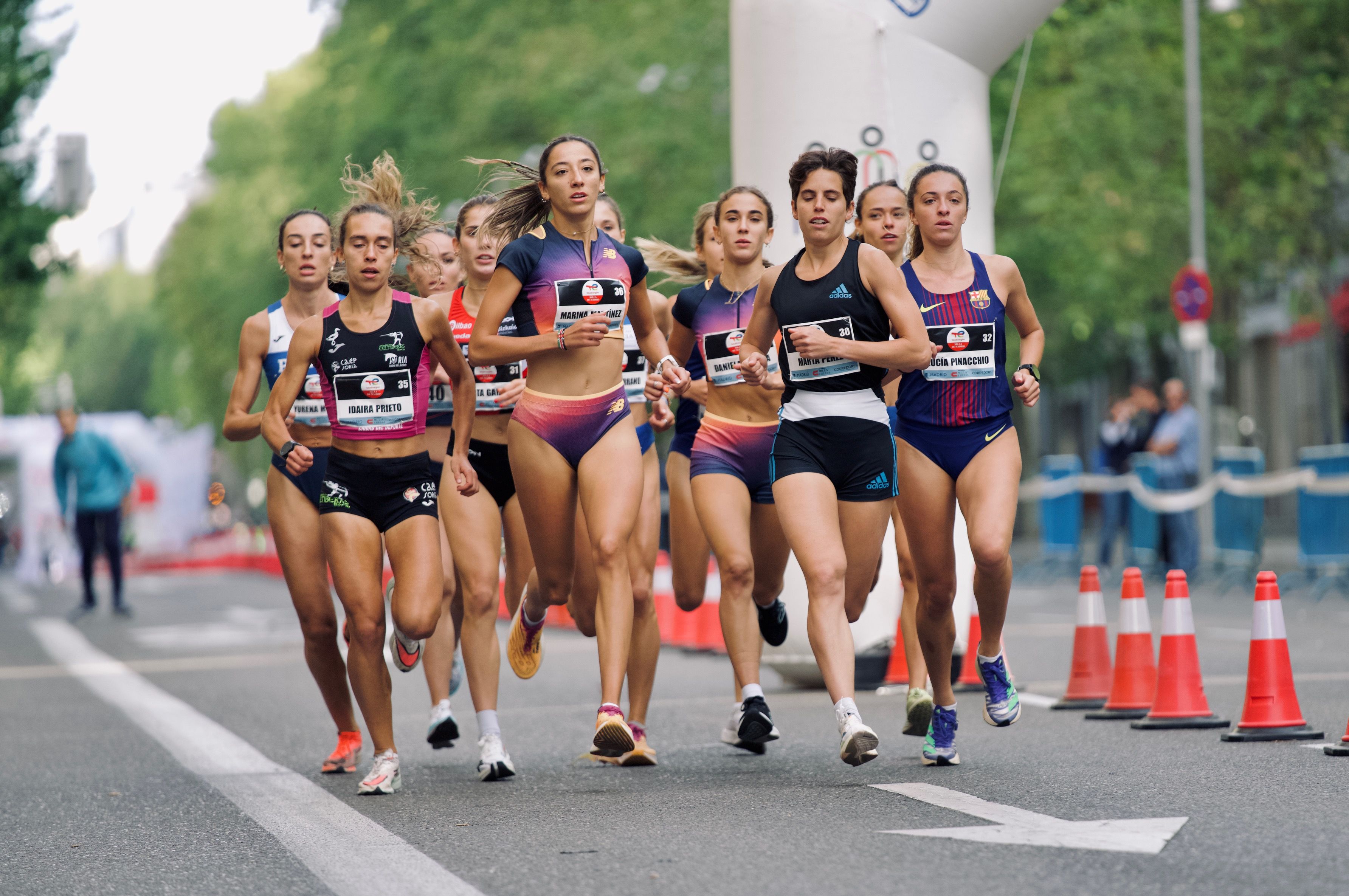 La élite femenina en pleno esfuerzo por la calle de Serrano en la TotalEnergies Milla de Madrid. VSMPHOTOEVENTS