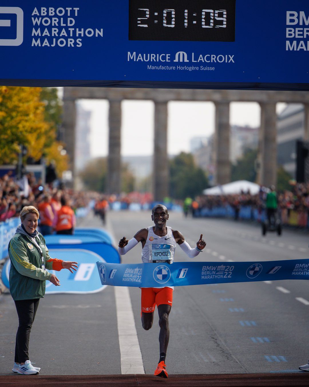 Eliud Kipchoge cruzando la línea de meta del Maratón de Berlín 2022. NN RUNNING TEAM.