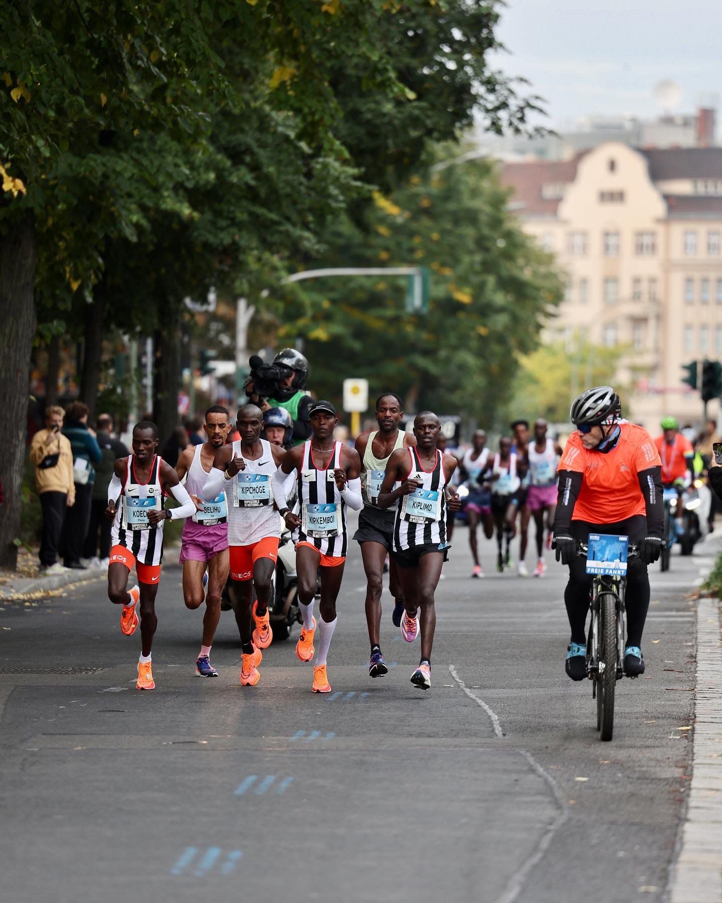 Primeros compases del Maratón de Berlín 2022. NN RUNNING TEAM.