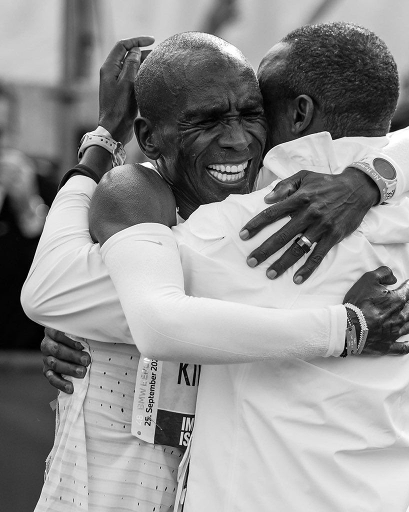 Kipchoge y Patrick Sang abrazados tras el récord del mundo en Berlín. NN RUNNING TEAM.