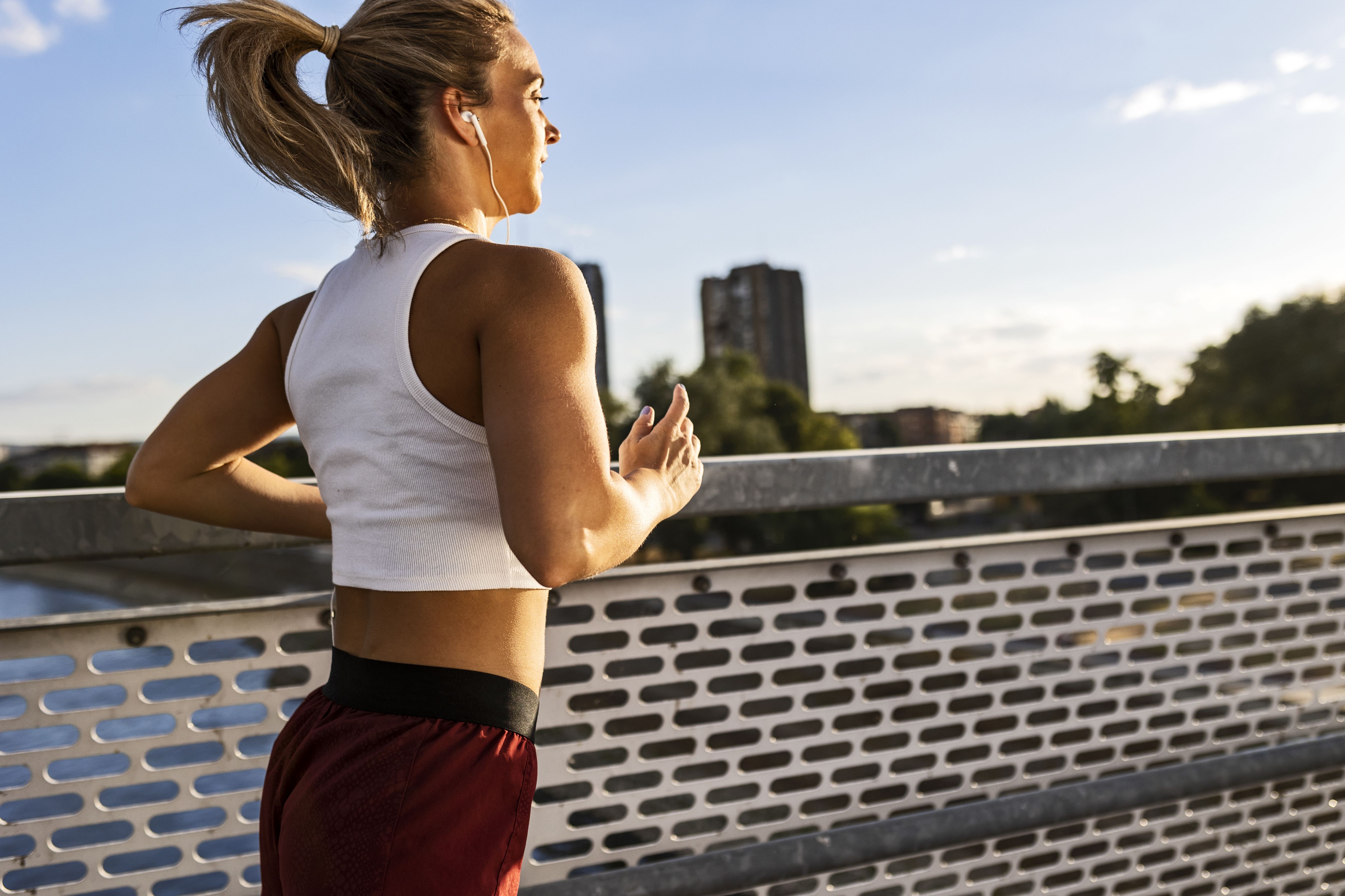 Sí, claro que sí; un tren superior fuerte es fundamental para correr más y mejor. iSTOCK