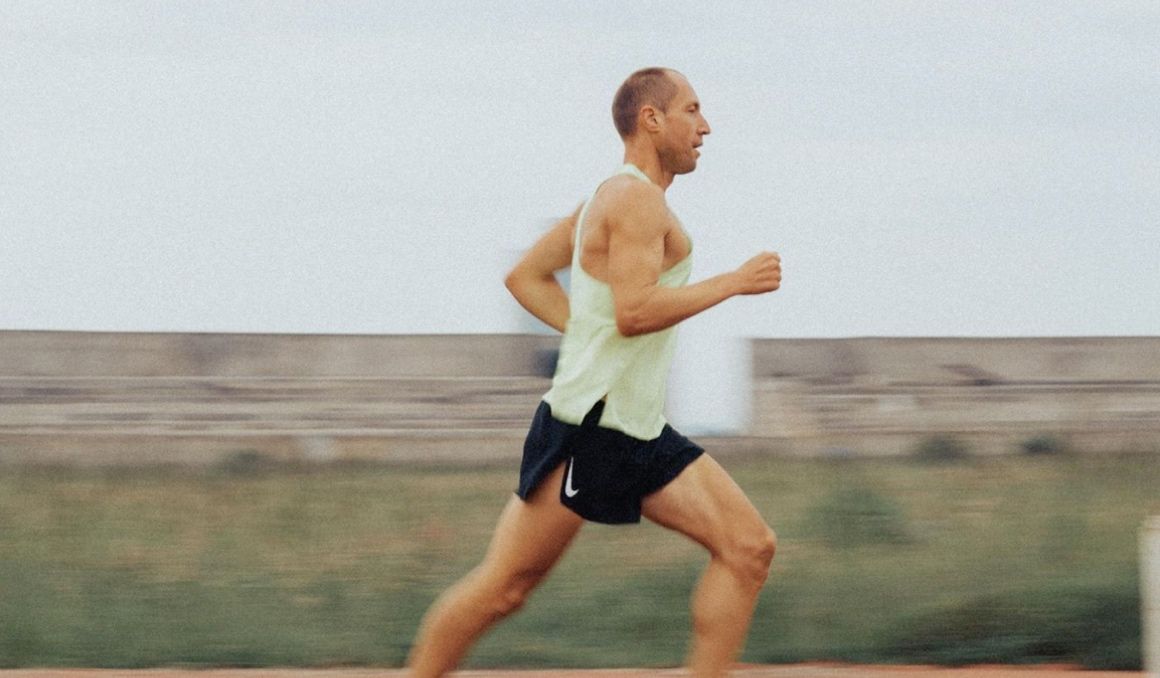 Aleksandr Sorokin durante un entrenamiento en pista en Kenia. STRAVA.