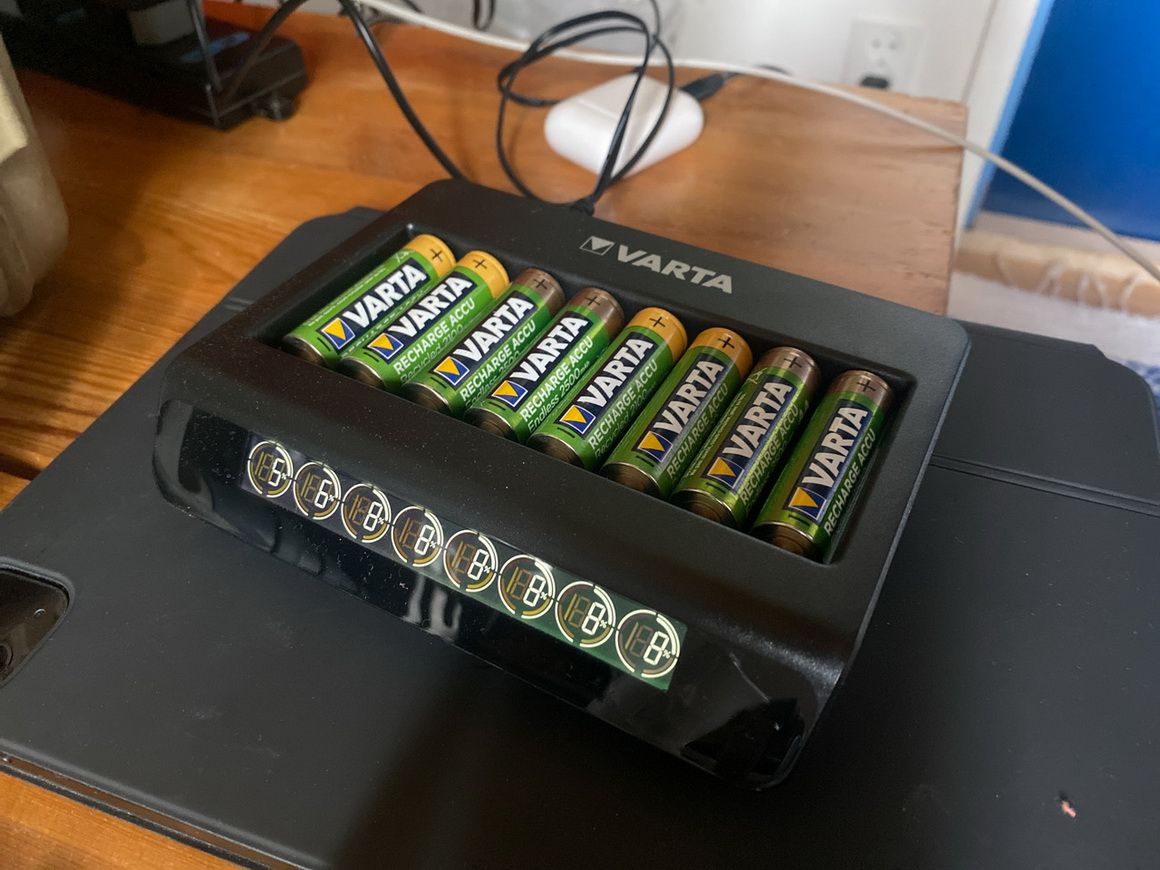 Cargador Varta LCD Multi Charger+