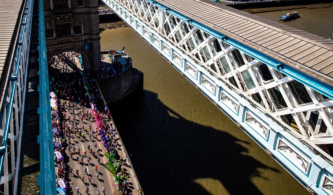 Uno de los lugares más icónicos del Maratón de Londres es el paso a través del Puente de la Torre. LM.