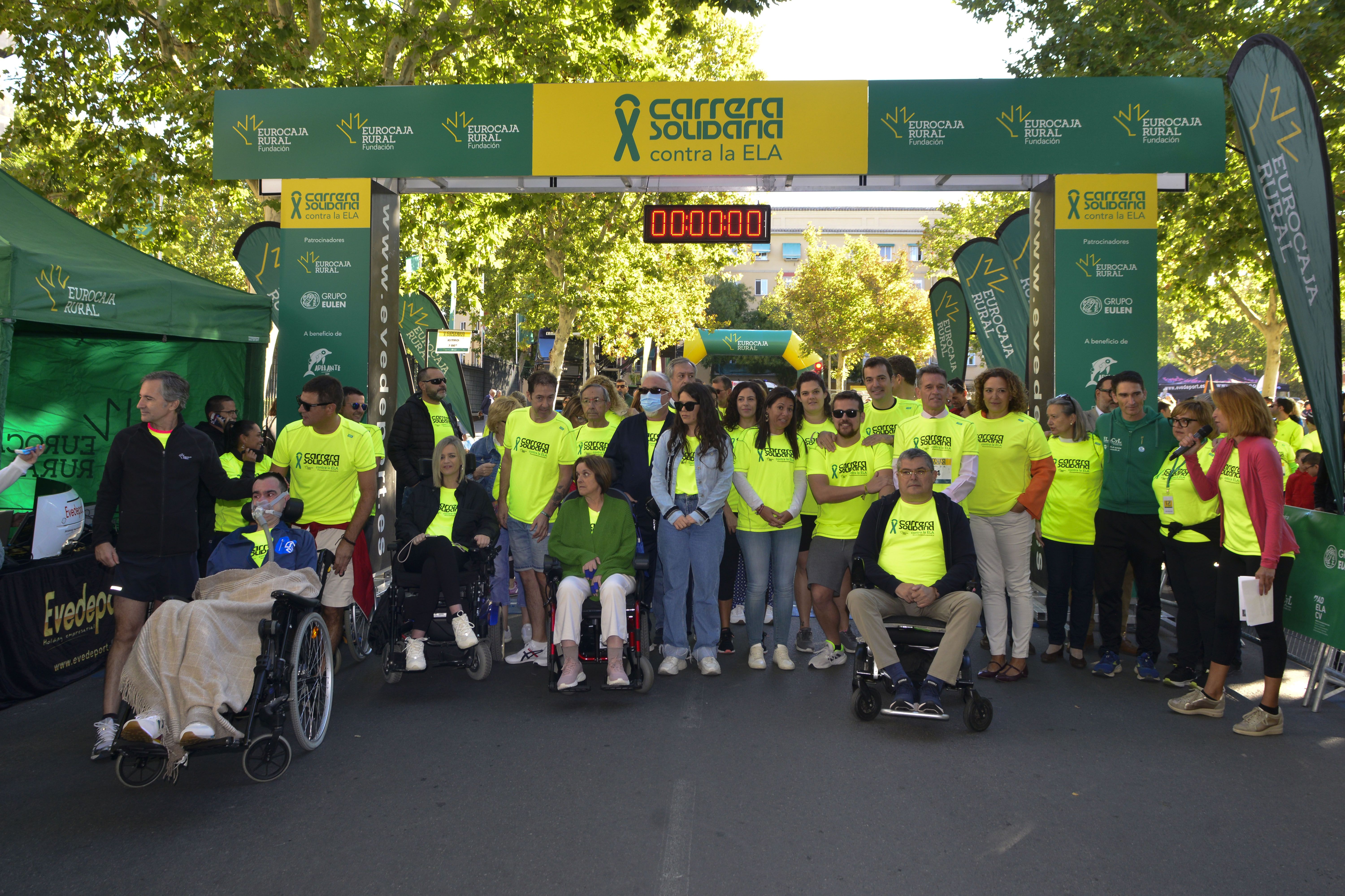 El primer evento de la mañana fue una marcha simbólica para enfermos de ELA, familiares y representantes de las asociaciones beneficiarias de lo recaudado en la X Carrera Solidaria promovida por Fundación Eurocaja Rural.