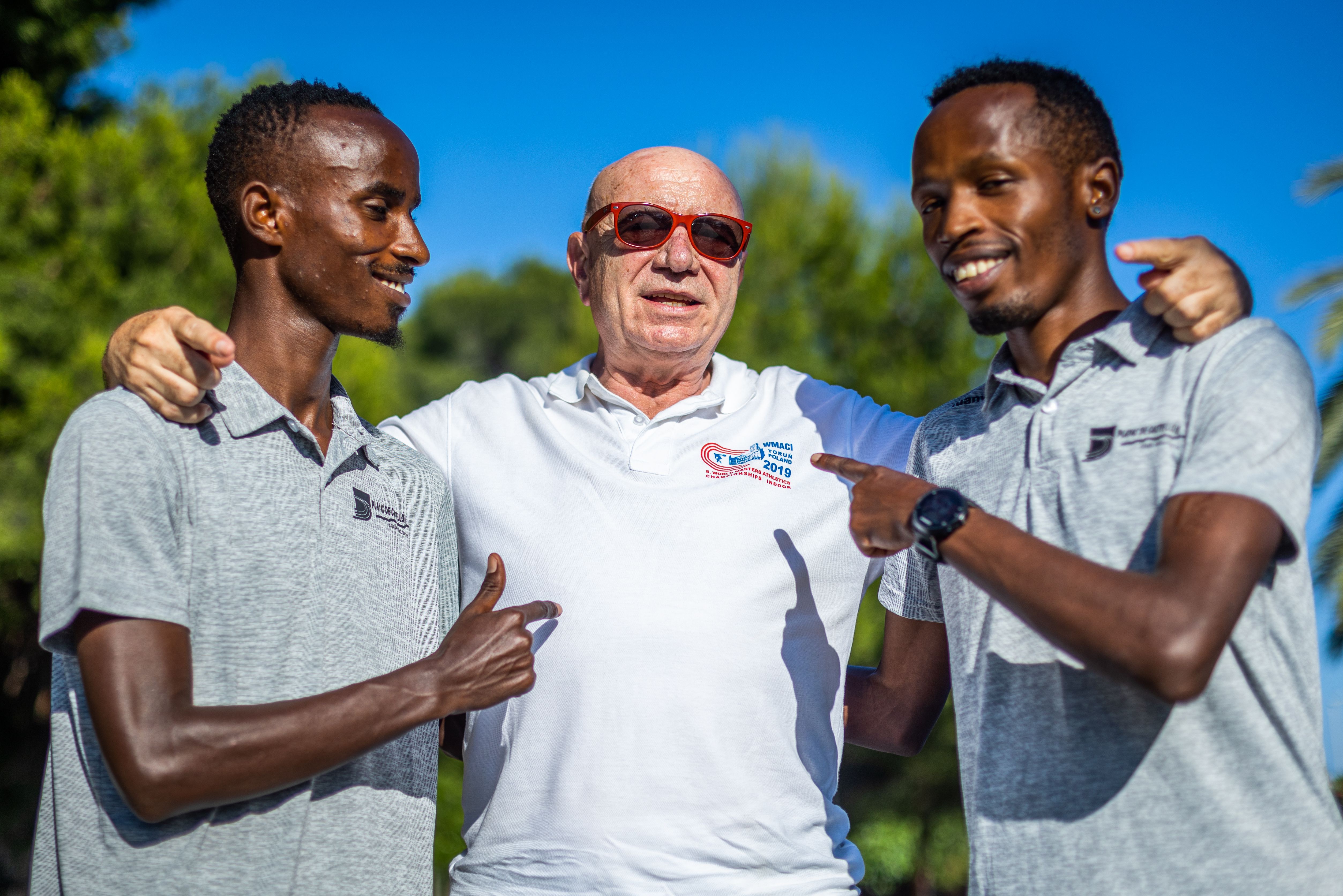 Los dos cracks de Burundi junto a su entrenador, el mítico Pepe Ortuño. JOSÉ LUIS BORT Los dos cracks de Burundi junto a su entrenador, el mítico Pepe Ortuño. JOSÉ LUIS BORT