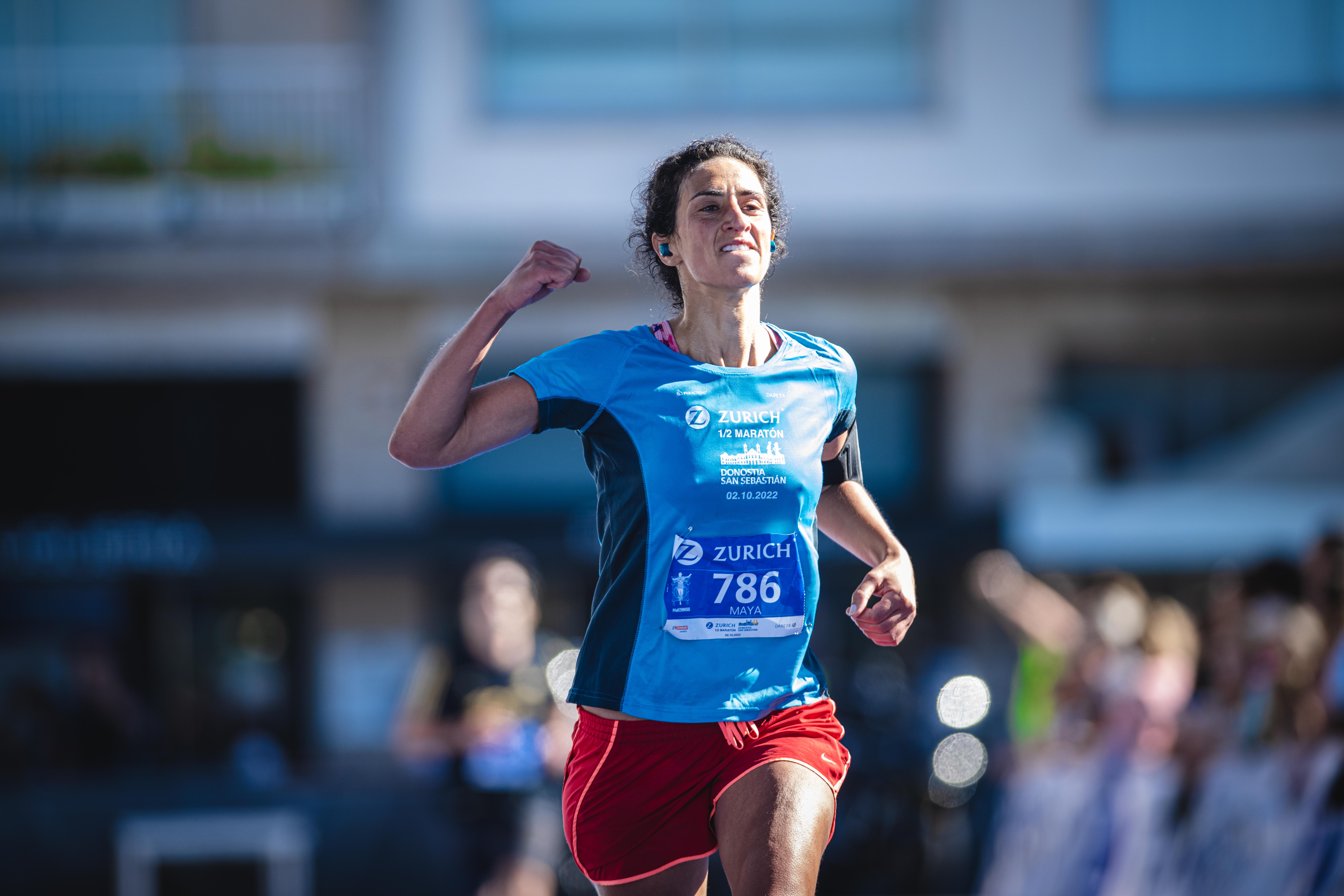 Una imagen de la meta del Zurich Medio Maratón de San Sebastián 2022. FOTORUNNERS.