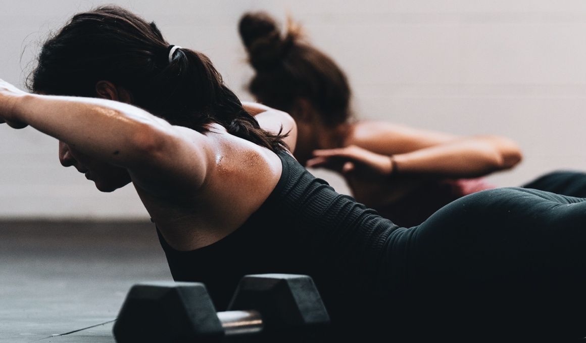 Las sesiones de pilates son una buena herramienta para todos los corredores. UNSPLASH.
