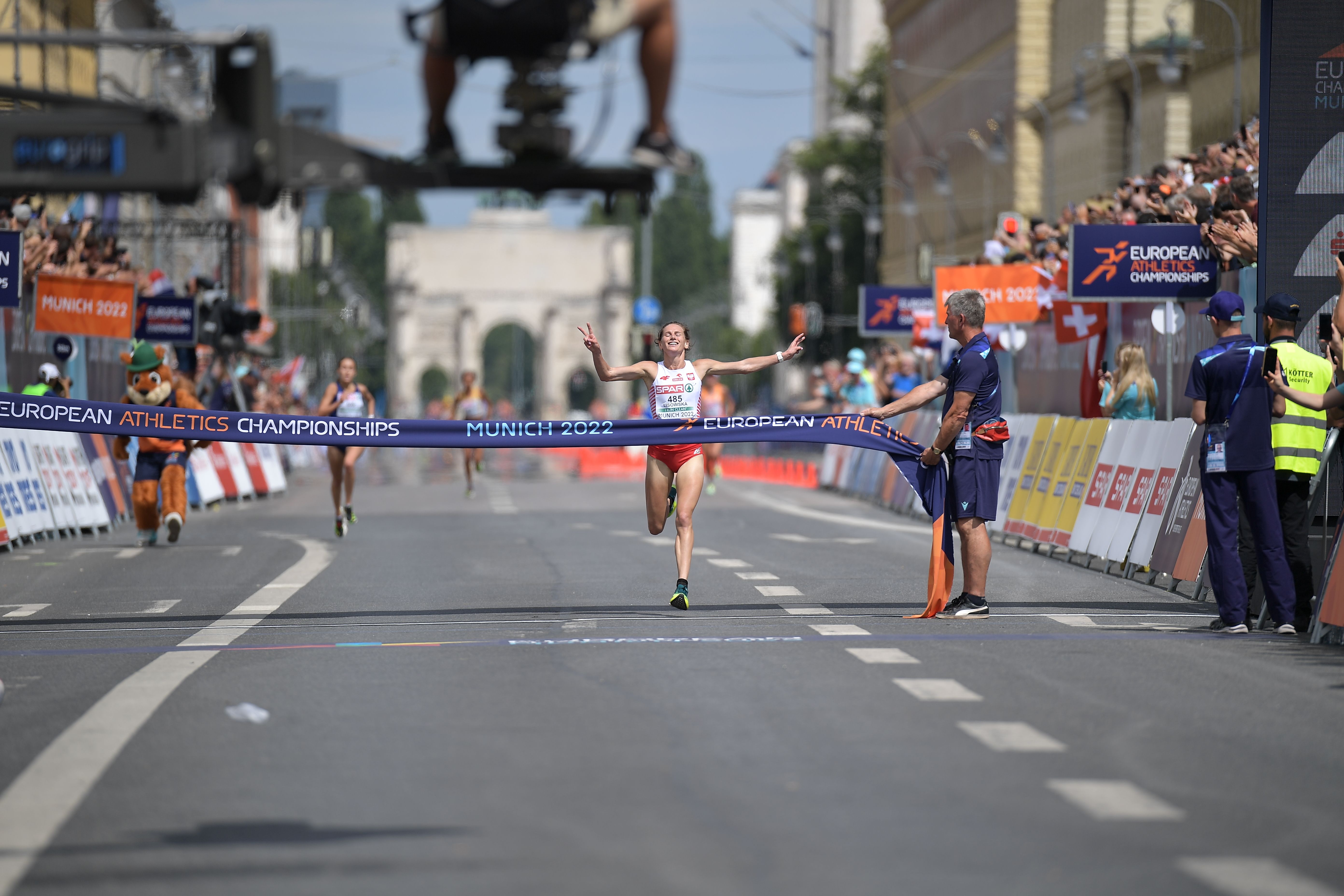 Aleksandra Lisowska cruzando vencedora la meta del maratón en el Campeonato de Europa Múnich 2022. FRANCESCA GRANA