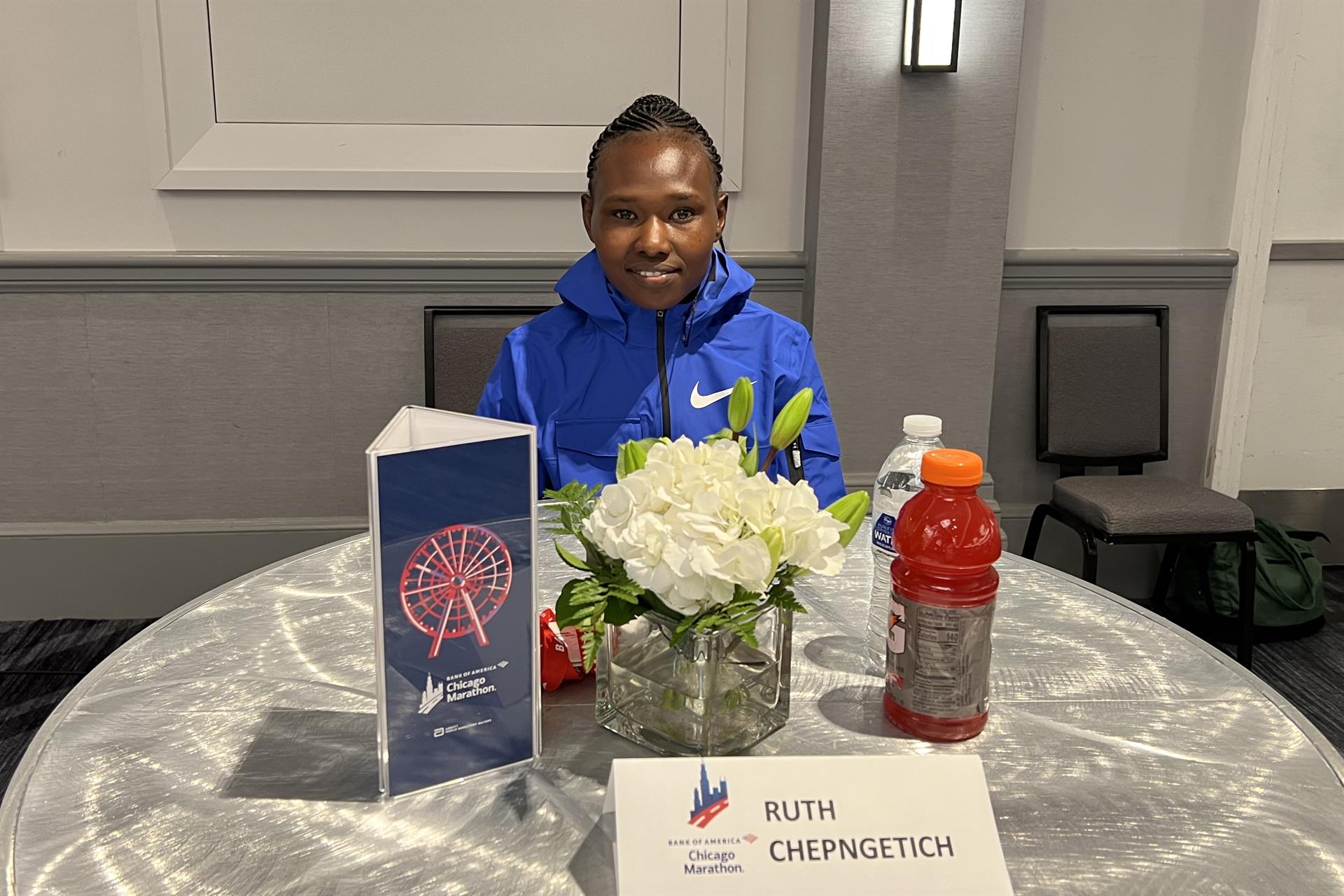 La atleta keniana Ruth Chepngetich durante la entrevista con EFE en un céntrico hotel de Chicago. EFE.