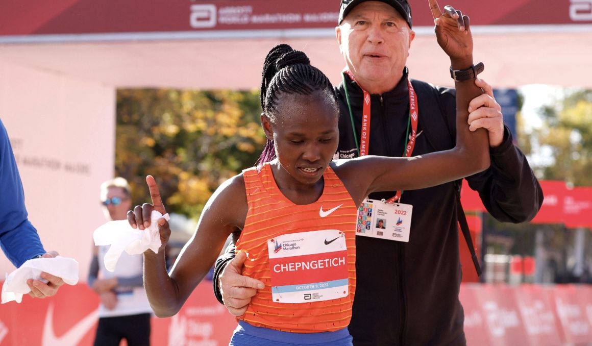 Ruth Chepngetich, agotada tras su batalla en el Maratón de Chicago 2022. CHICAGO MARATHON.
