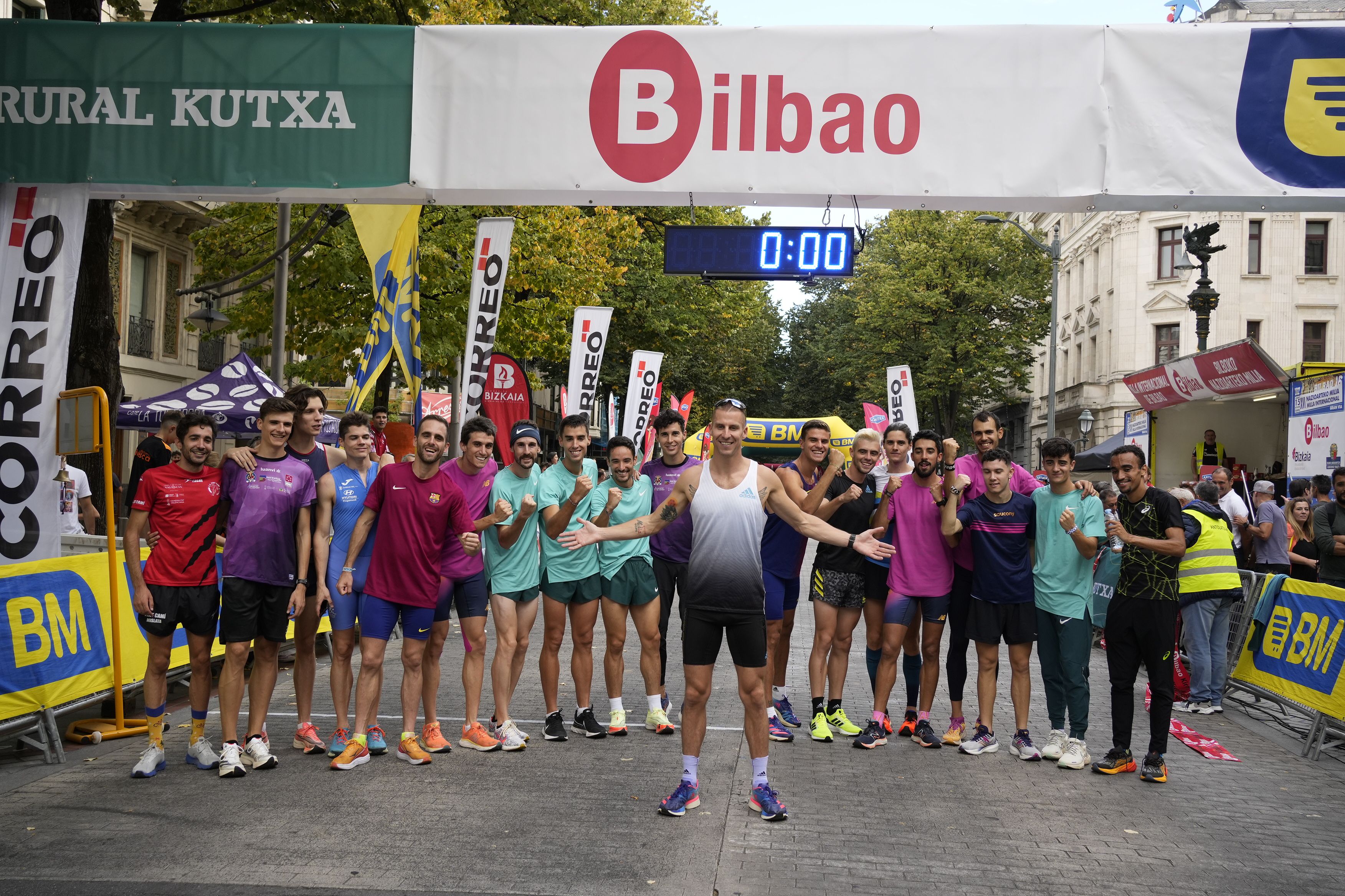 El plantel de élite masculino homenajeando a la leyenda Marcin Lewandowski, que disputó en Bilbao su última carrera oficial. SERGIO NIEVAS.