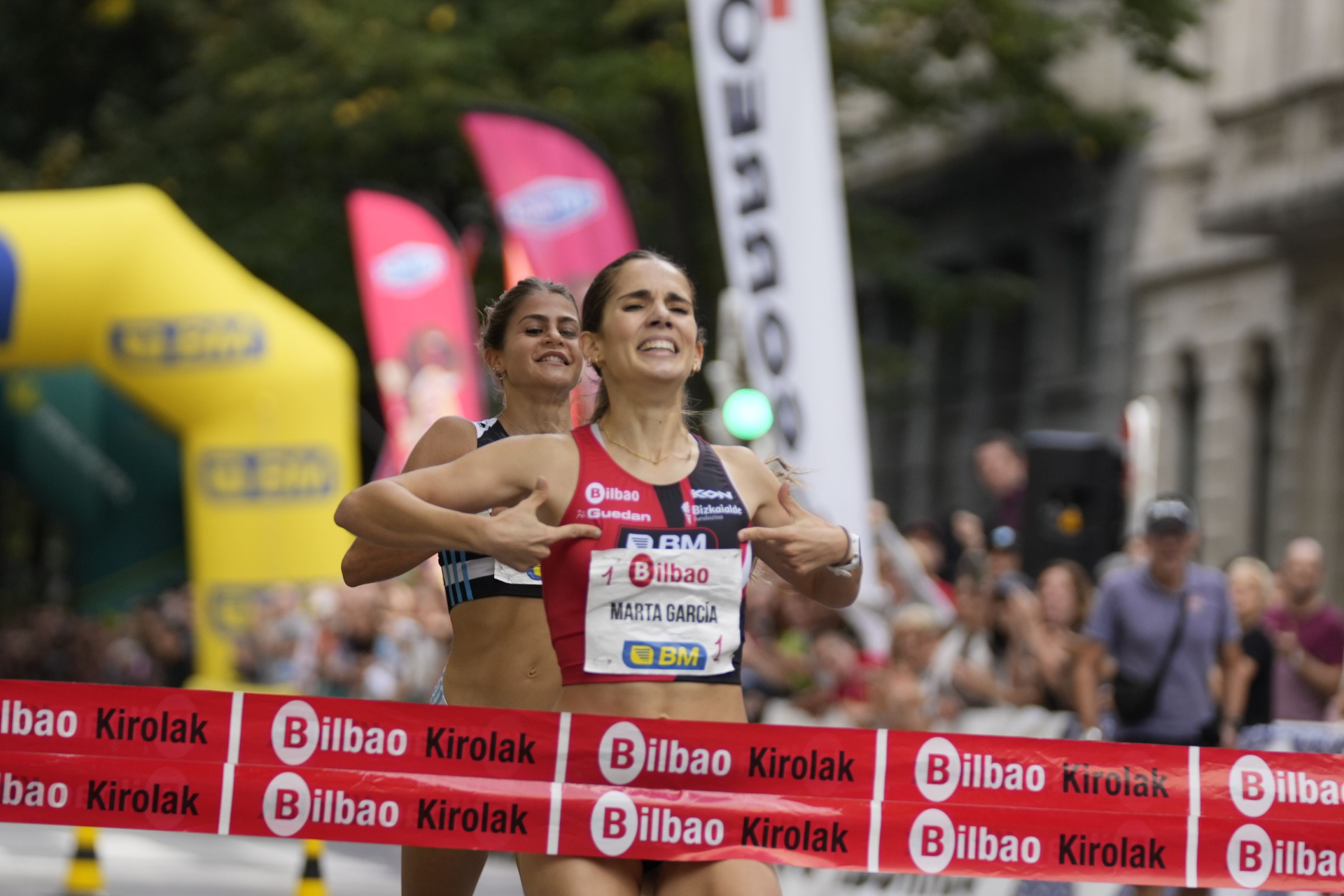 Marta García luciendo los colores del club organizador, el Bilbao Atletismo Santutxu, al imponerse en la XVI Milla Internacional de Bilbao. SERGIO NIEVAS.