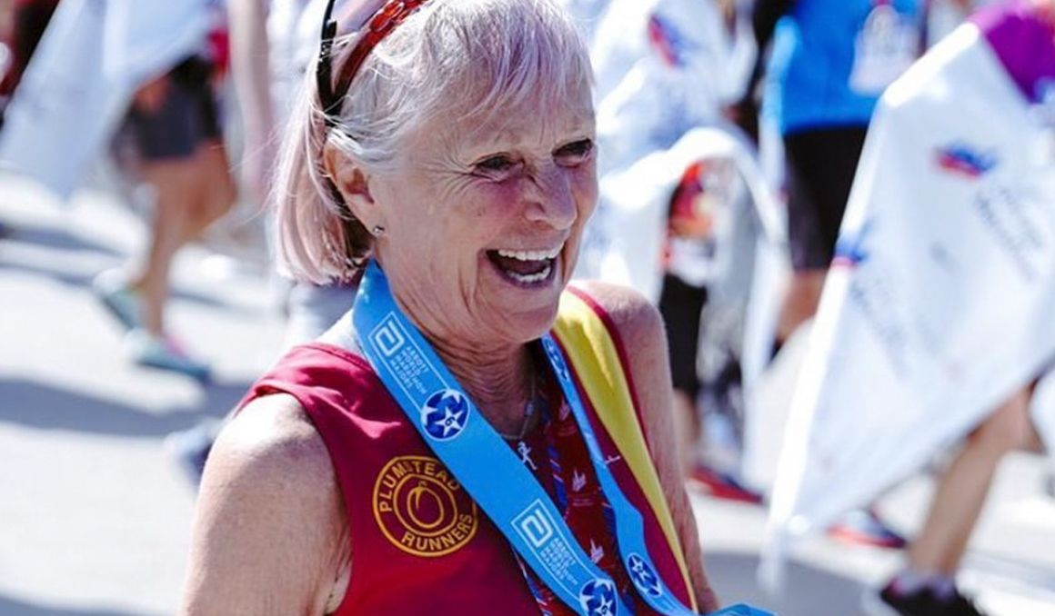 A sus 77 años Gina Little ha completado 602 maratones y es la mujer de más edad en terminar los Six Majors.