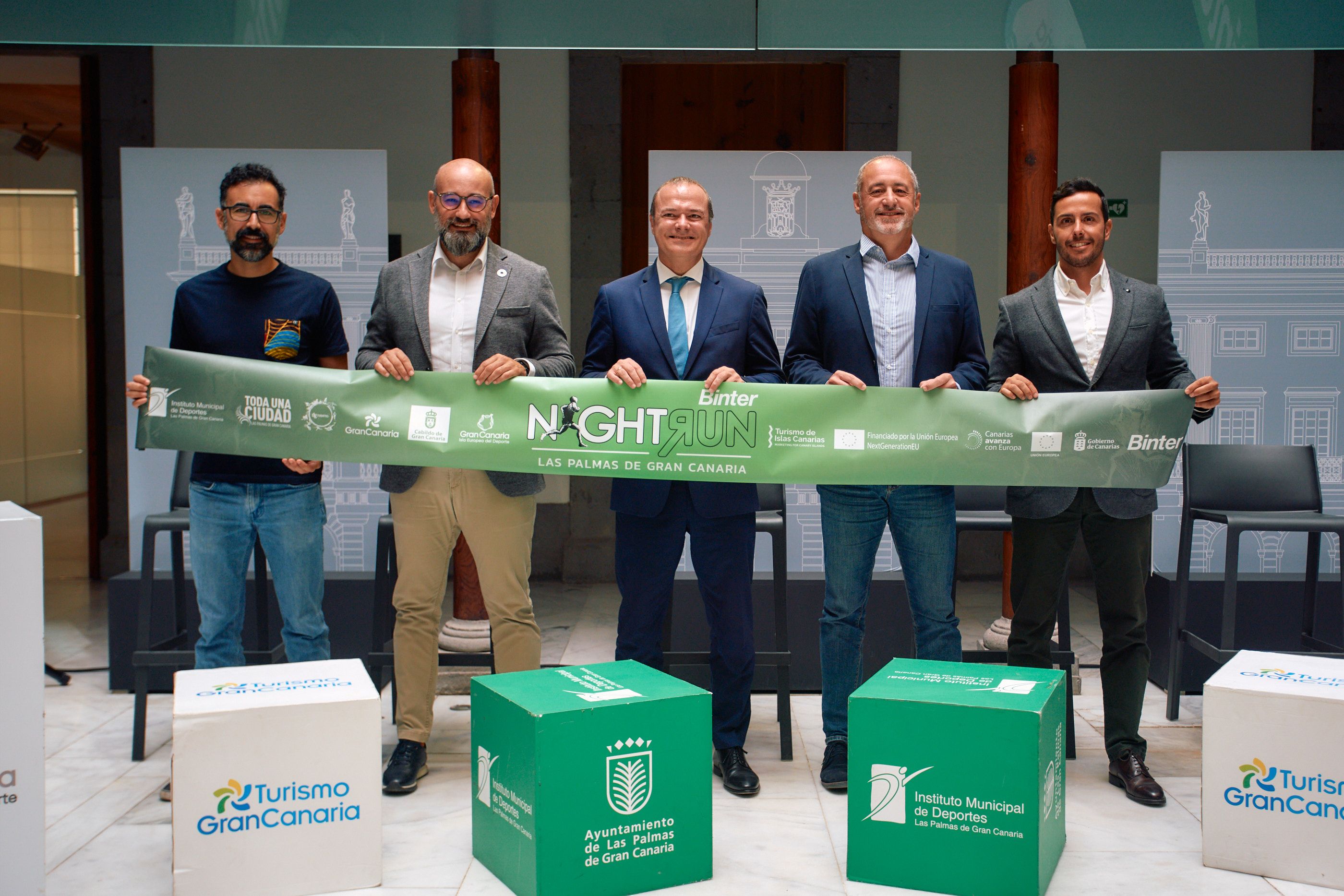 Aarón Sánchez, Aridany Romero, Augusto Hidalgo, Francisco Castellano y Alberto Guanche durante el acto de presentación de la Binter Niht Run Las Palmas de Gran Canaria.