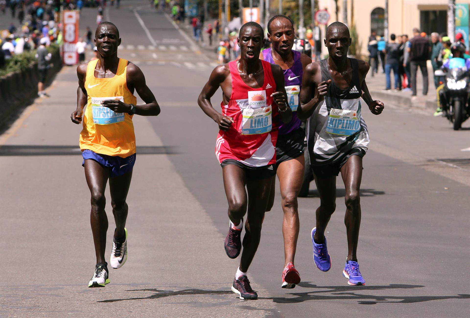 El keniano Marius Kipserem, de amarillo, junto a sus compatriota Kiprop Limo, Kimutai Kiplimo y el etíope Tadesse Tola, en una foto de archivo. EFE.