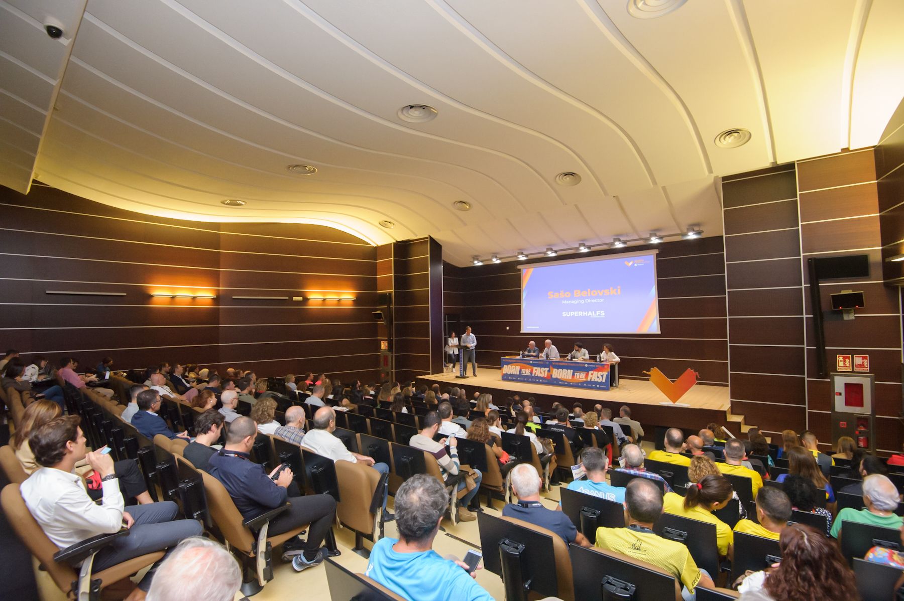 Como es tradición en la Ciudad del Running, el acto de presentación del Maratón Valencia Trinidad Alfonso Zurich acaparó la atención de numerosos medios de comunicación.