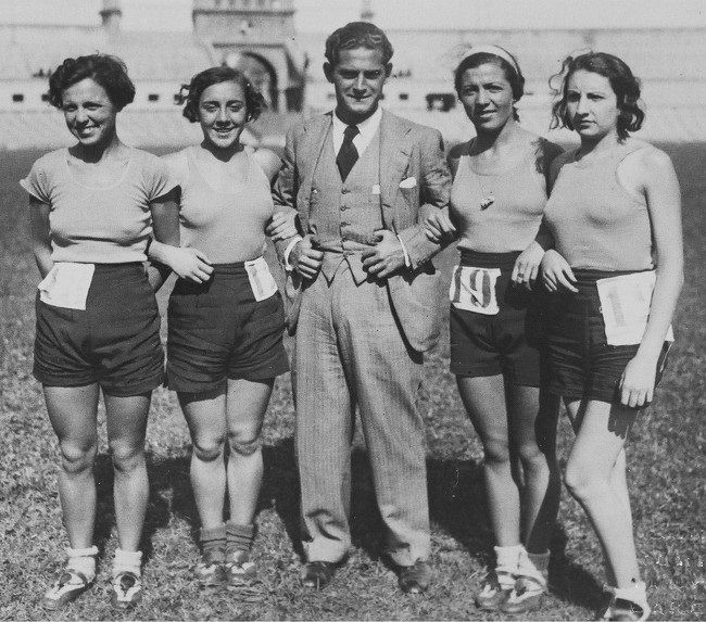 Lucinda Moles, Aurora Villa, Manuel Robles Rojas, Margot Moles y Aurora Eguiluz en el Campeonato de España de Atletismo de 1932. Lucinda Moles, Aurora Villa, Manuel Robles Rojas, Margot Moles y Aurora Eguiluz en el Campeonato de España de Atletismo de 1932.
