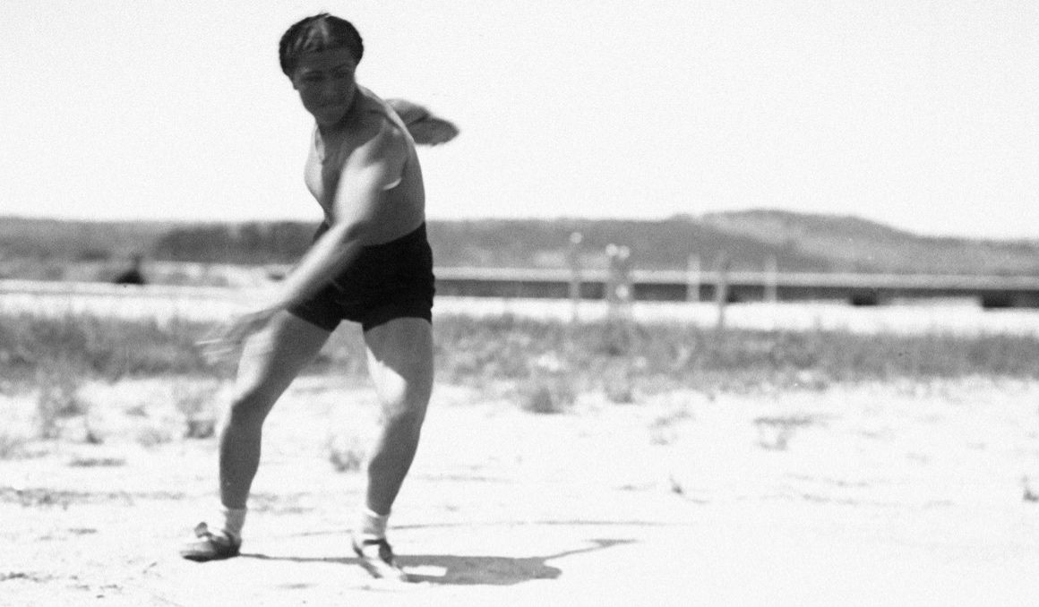 La atleta Margot Moles durante el Campeonato de España de Atletismo femenino que se celebró en Madrid en 1931. EFE.