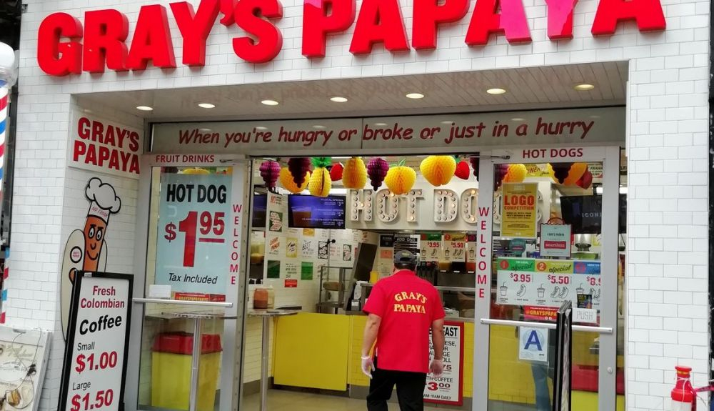 Gray's Papaya está en Broadway, abierto 24 horas.