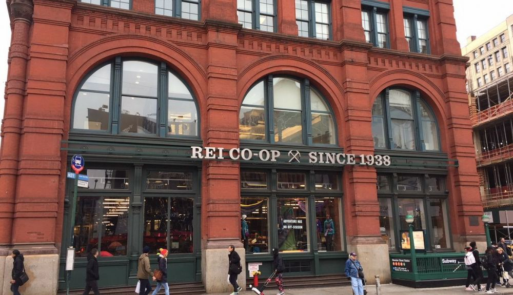 Rei Co Op es el imperio del mundo de la montaña, escalada, trekking, etc