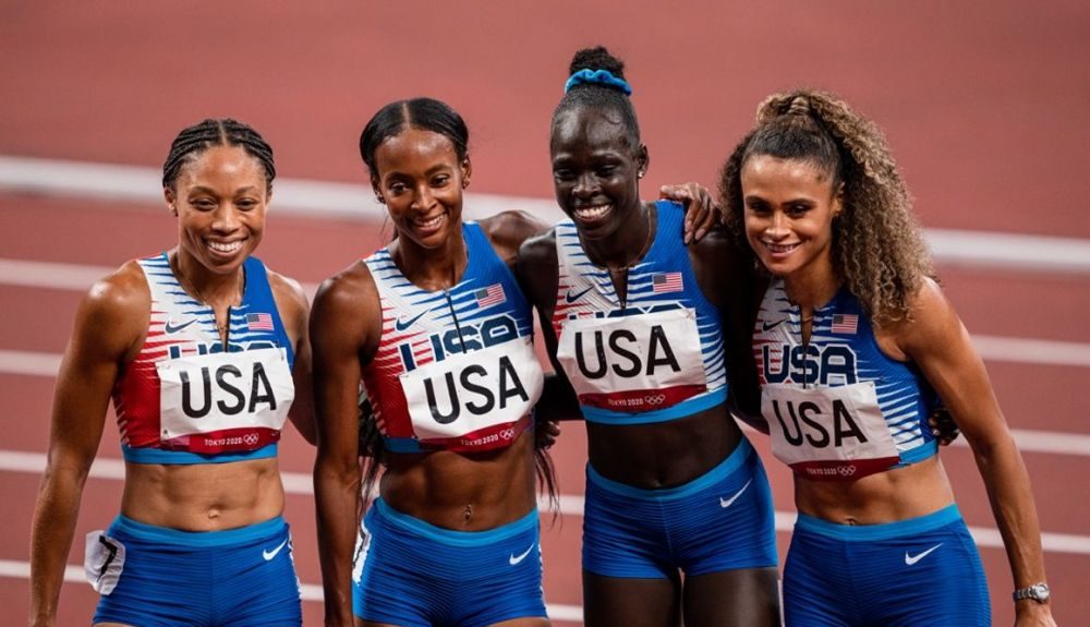 El histórico cuarteto estadounidense en el relevo largo de los Juegos Olímpicos de Tokio, con Mu y McLaughlin a la derecha. SPORTMEDIA.